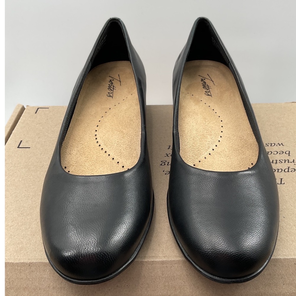 Trotters Black Leather Wedge Pumps Round Toe Comfort Professional Shoes 9.5N